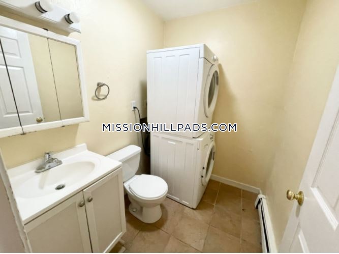 3 bed, 1.5 bath apartment for rent at 7 Iroquois St Unit 1A, Mission Hill — photo 5 of 7