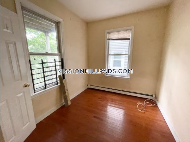3 bed, 1.5 bath apartment for rent at 7 Iroquois St Unit 1A, Mission Hill — photo 4 of 7