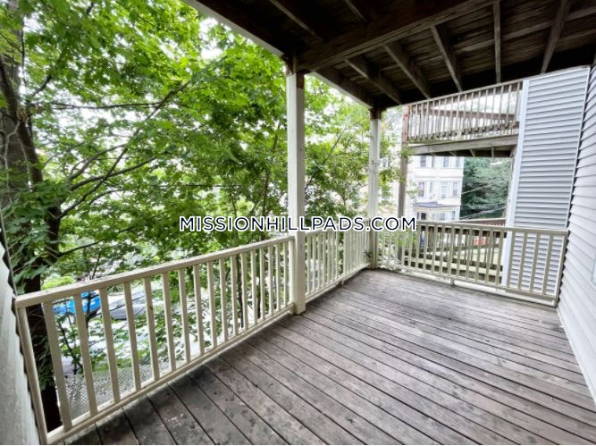3 bed, 1.5 bath apartment for rent at 7 Iroquois St Unit 1A, Mission Hill — photo 7 of 7