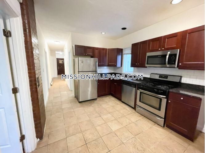 3 bed, 1.5 bath apartment for rent at 7 Iroquois St Unit 1A, Mission Hill — photo 1 of 7