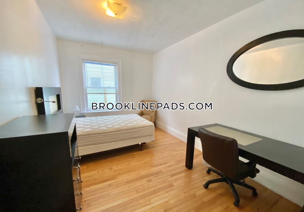 6 bed, 3 bath apartment for rent at 12 Verndale St Unit 1, Coolidge Corner — photo 3 of 8