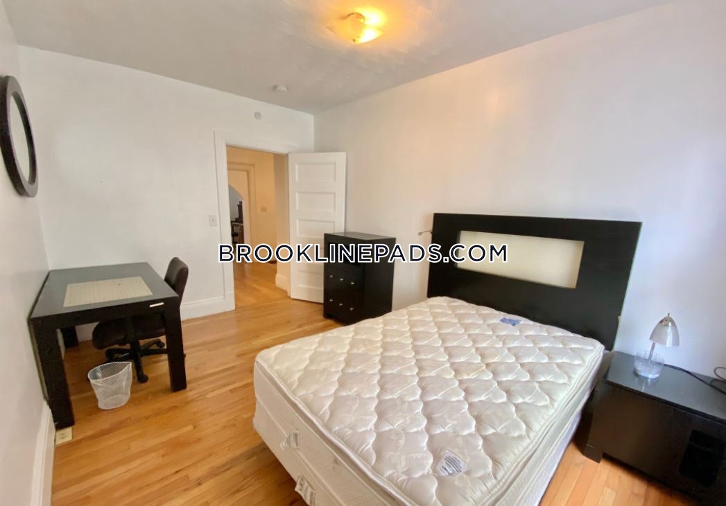 6 bed, 3 bath apartment for rent at 12 Verndale St Unit 1, Coolidge Corner — photo 2 of 8