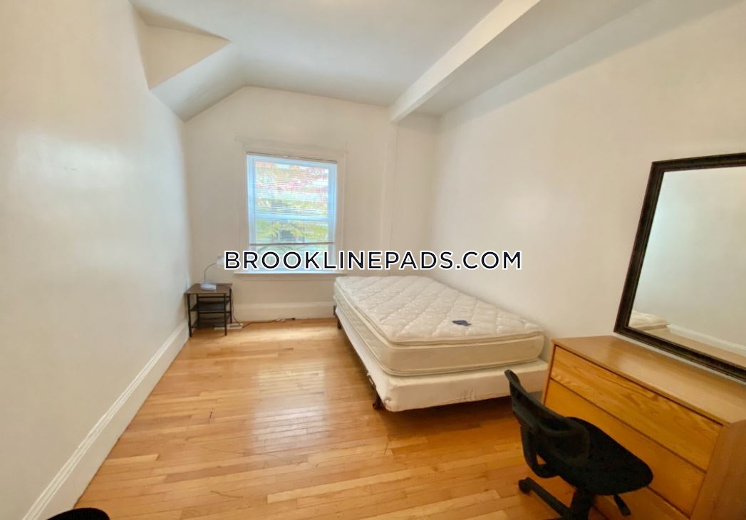 6 bed, 3 bath apartment for rent at 12 Verndale St Unit 1, Coolidge Corner — photo 4 of 8