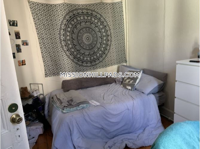 3 bed, 1 bath apartment for rent at 26 Darling St Unit U1, Mission Hill — photo 3 of 7
