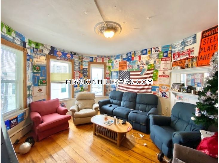 3 bed, 1 bath apartment for rent at 26 Darling St Unit U1, Mission Hill — photo 4 of 7