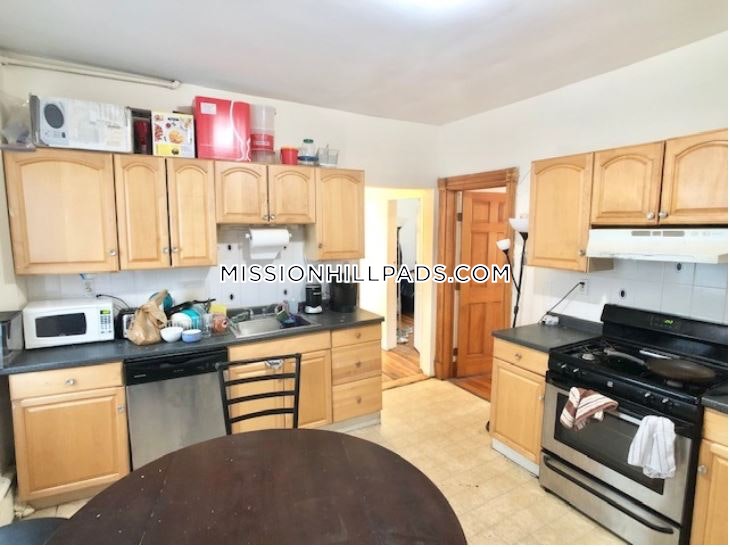 3 bed, 1 bath apartment for rent at 26 Darling St Unit U1, Mission Hill