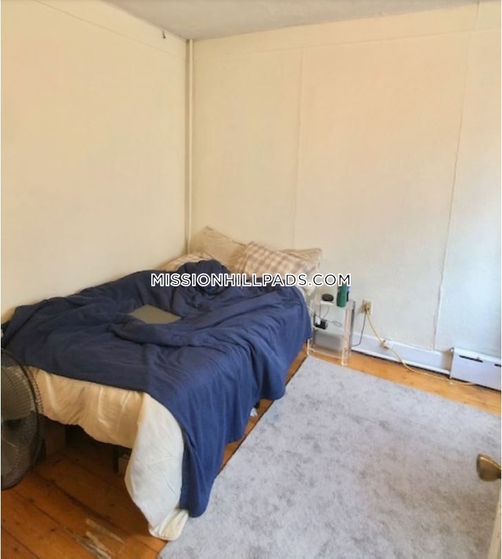 3 bed, 1 bath apartment for rent at 26 Darling St Unit U1, Mission Hill — photo 5 of 7