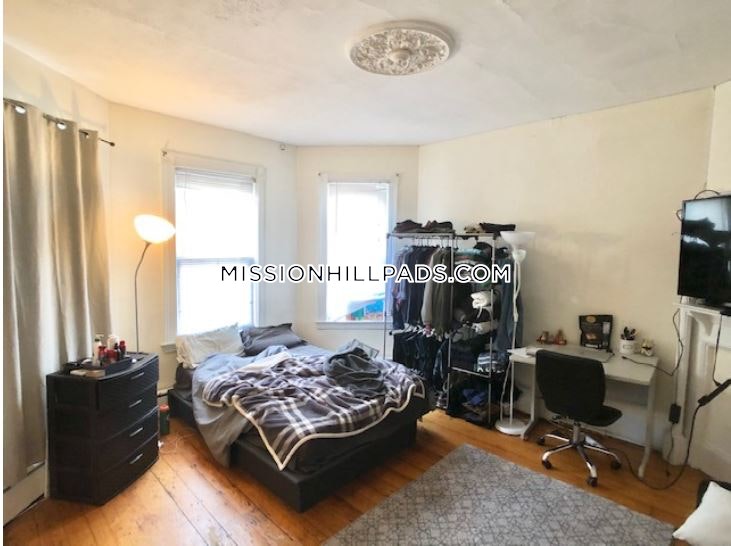 3 bed, 1 bath apartment for rent at 26 Darling St Unit U1, Mission Hill — photo 6 of 7