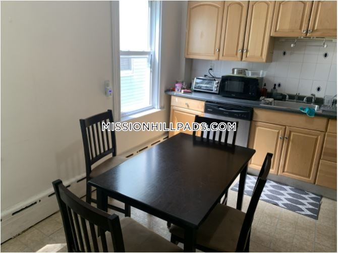 3 bed, 1 bath apartment for rent at 26 Darling St Unit U1, Mission Hill — photo 2 of 7