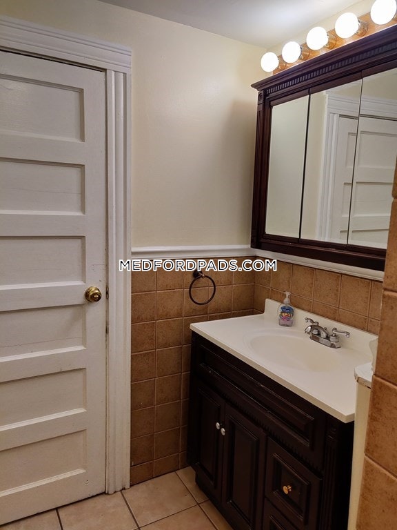 5 bed, 2 bath apartment for rent at 132 George St Unit 2, Tufts University — photo 13 of 14