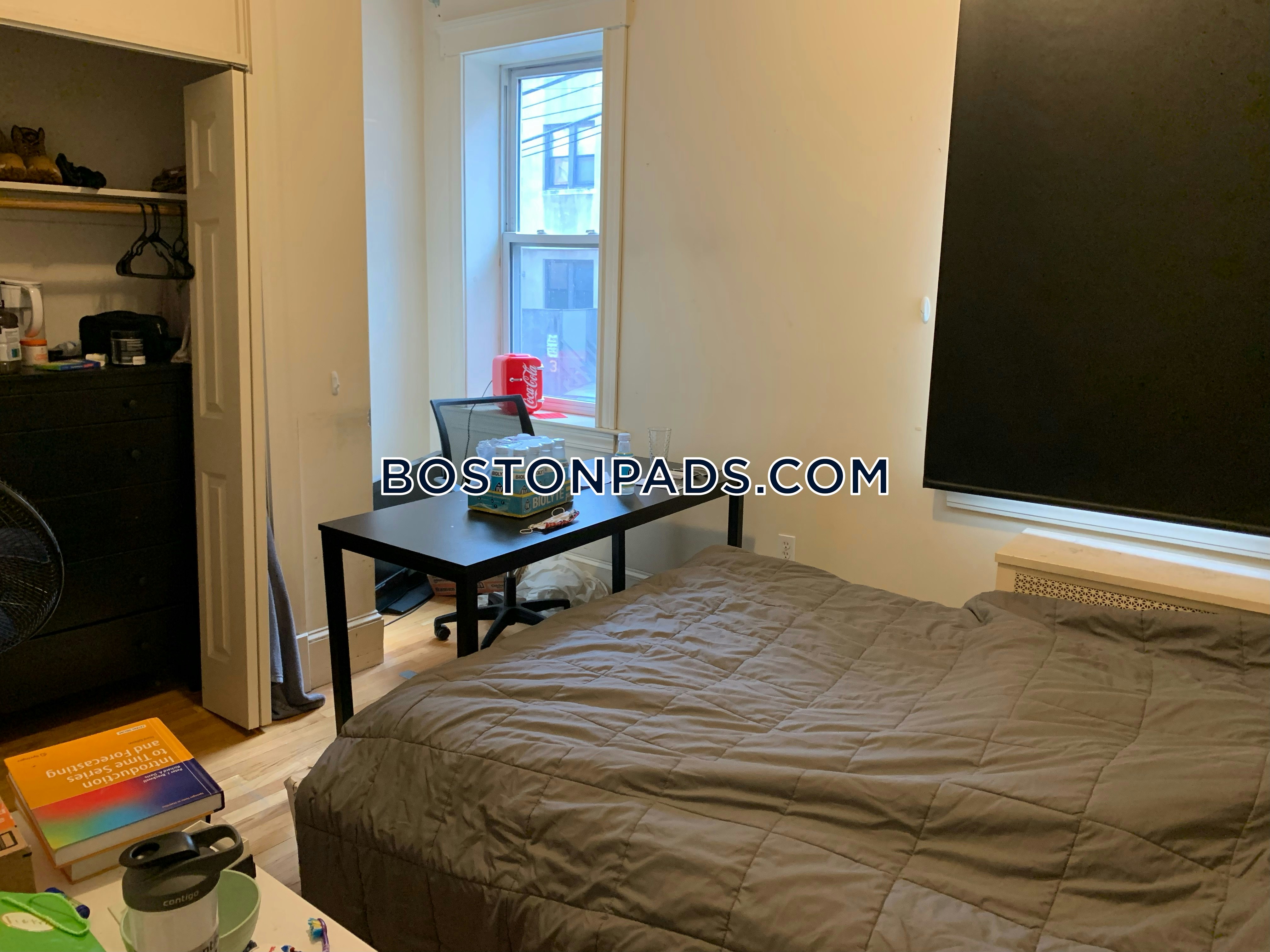 3 bed, 1 bath apartment for rent at 21 Aberdeen Unit 2, Fenway — photo 3 of 5