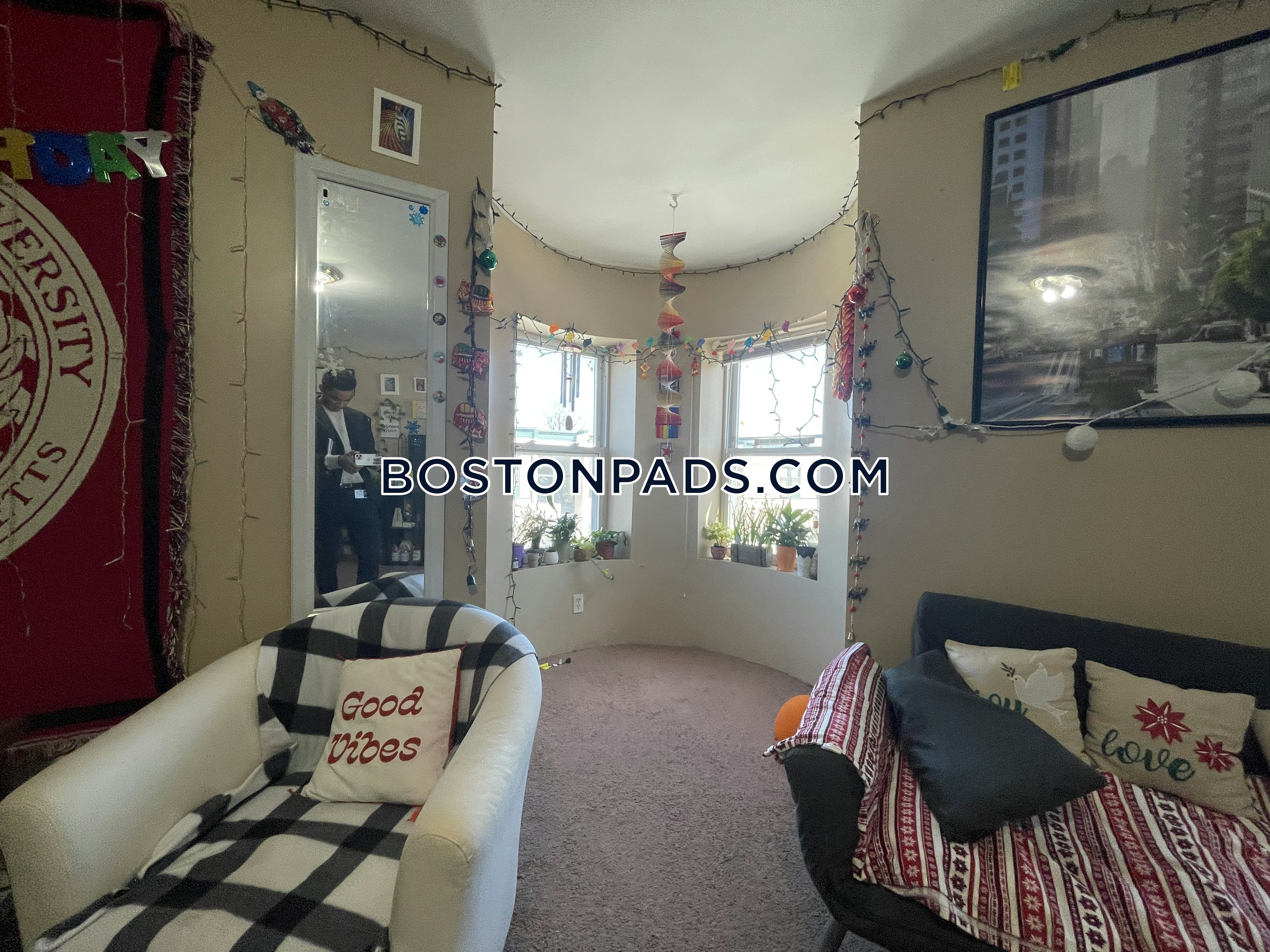 3 bed, 1 bath apartment for rent at 102 Hammond Unit 3, South End — photo 3 of 8