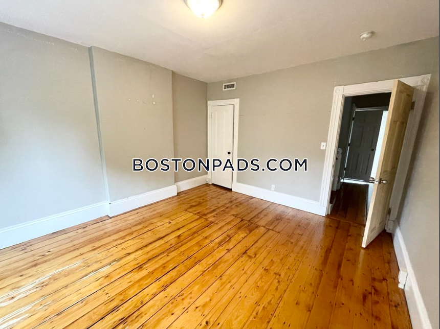 3 bed, 2 bath apartment for rent at 51 Greenwich St Unit 3, Mission Hill — photo 5 of 8