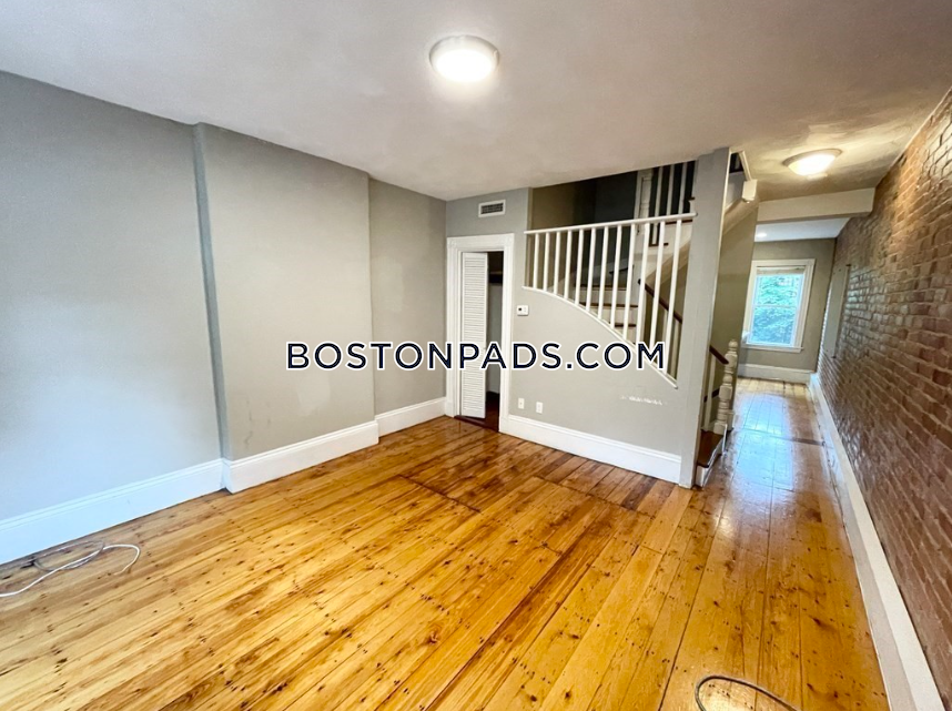 3 bed, 2 bath apartment for rent at 51 Greenwich St Unit 3, Mission Hill — photo 4 of 8