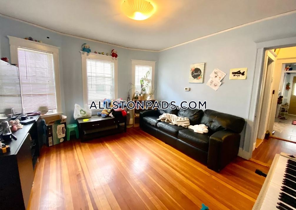 3 bed, 1 bath apartment for rent at 29 Easton St Unit 1, Allston — photo 2 of 5