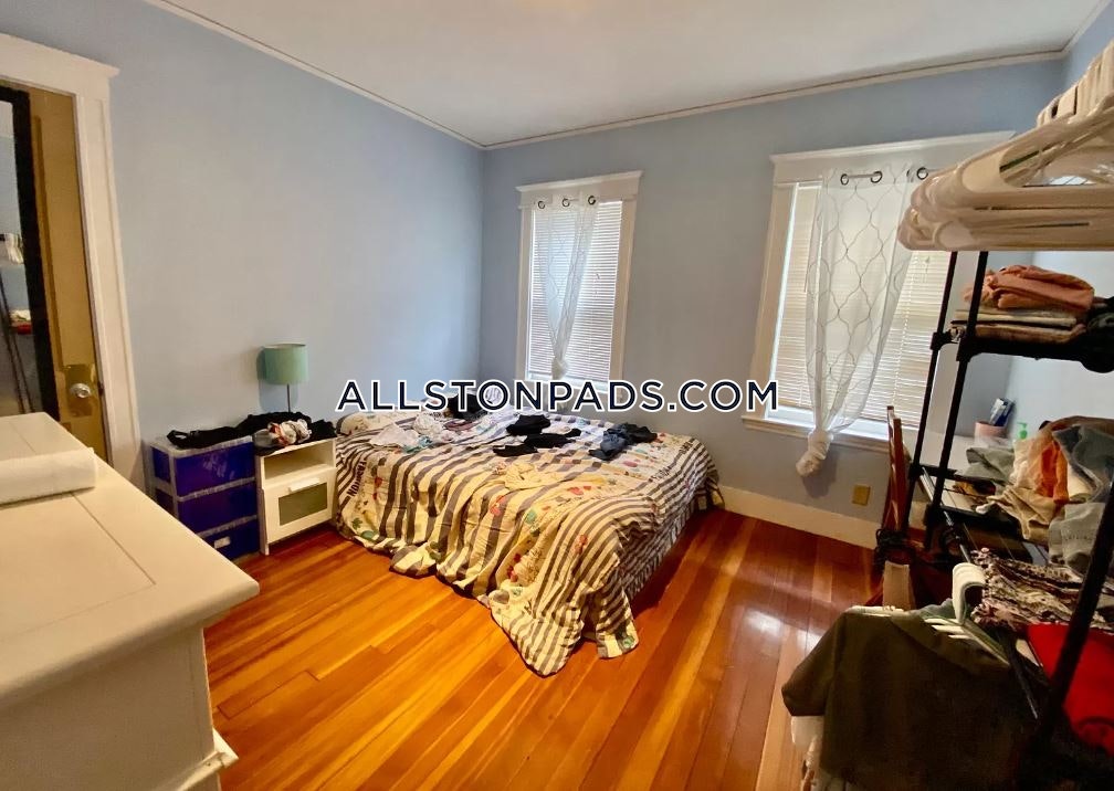 3 bed, 1 bath apartment for rent at 29 Easton St Unit 1, Allston — photo 4 of 5