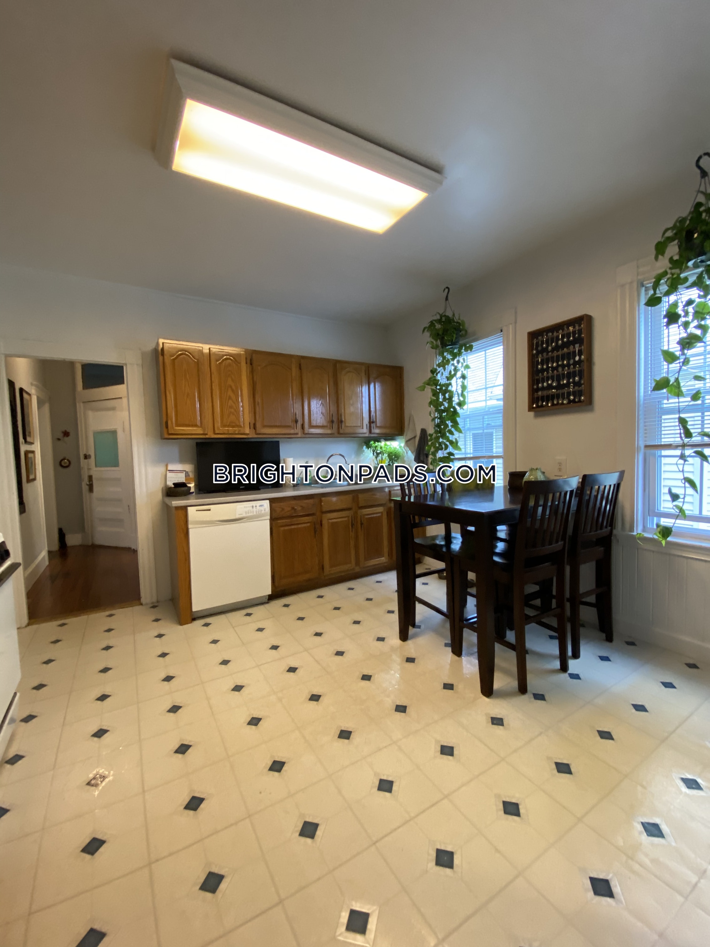 2 bed, 1 bath apartment for rent at 78 Brooks St Unit 2, Brighton — photo 4 of 10