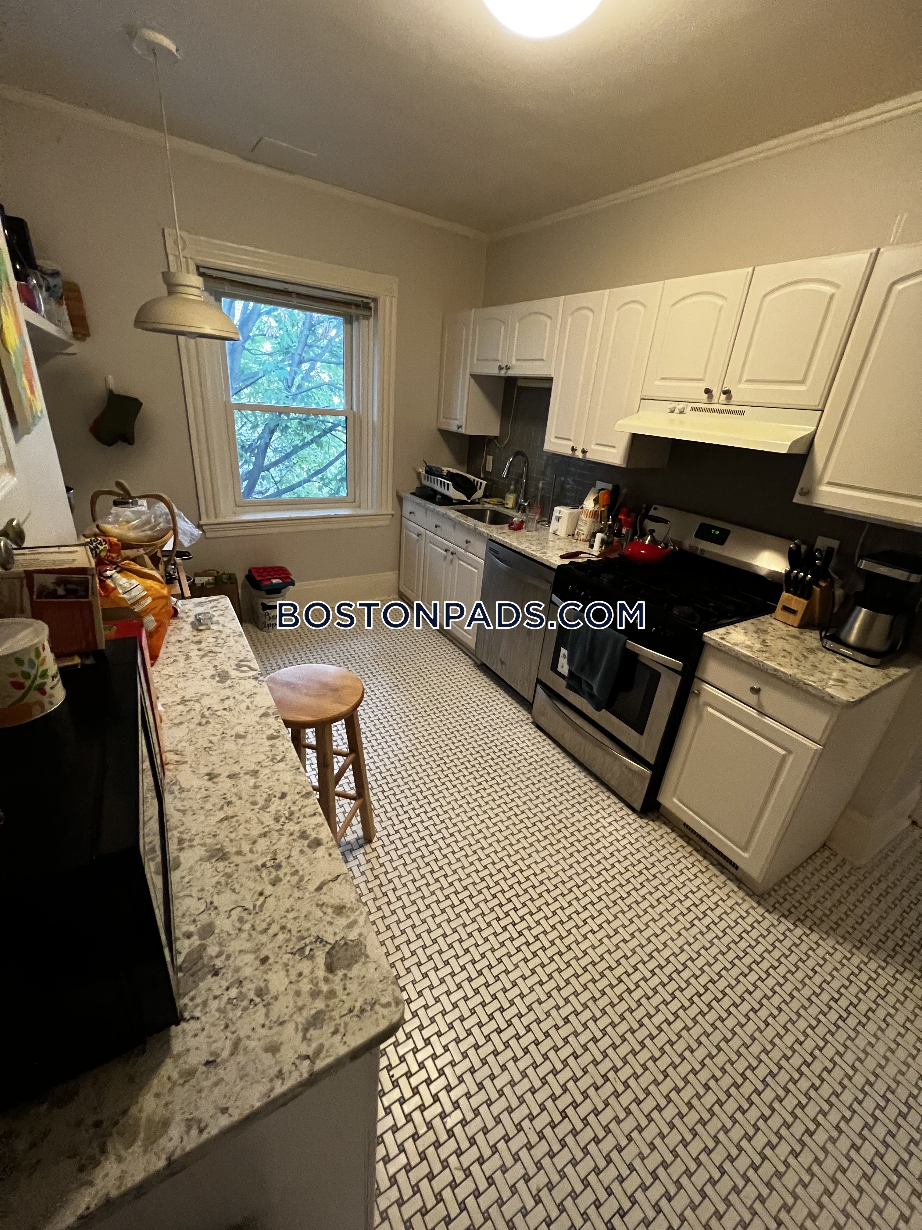 2 bed, 1 bath apartment for rent at 917 Beacon St Unit 3, Fenway — photo 2 of 21