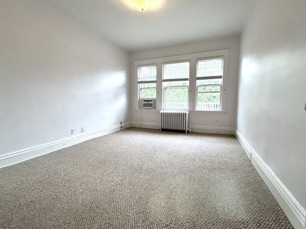 82 Stearns Rd, Longwood