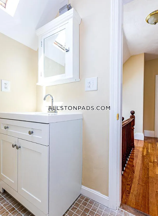 5 bed, 2 bath apartment for rent at 36 Pratt St Unit 2, Allston — photo 8 of 37
