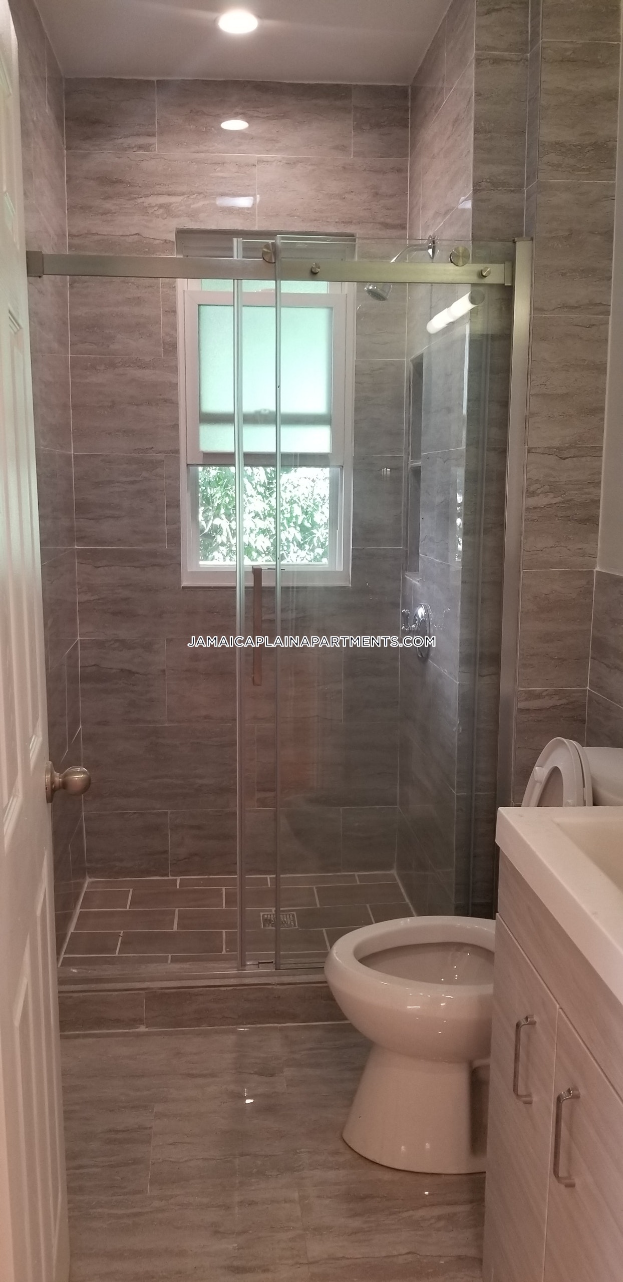 4 bed, 2 bath apartment for rent at 11 Rosemary St Unit 1, Jamaica Plain — photo 10 of 14