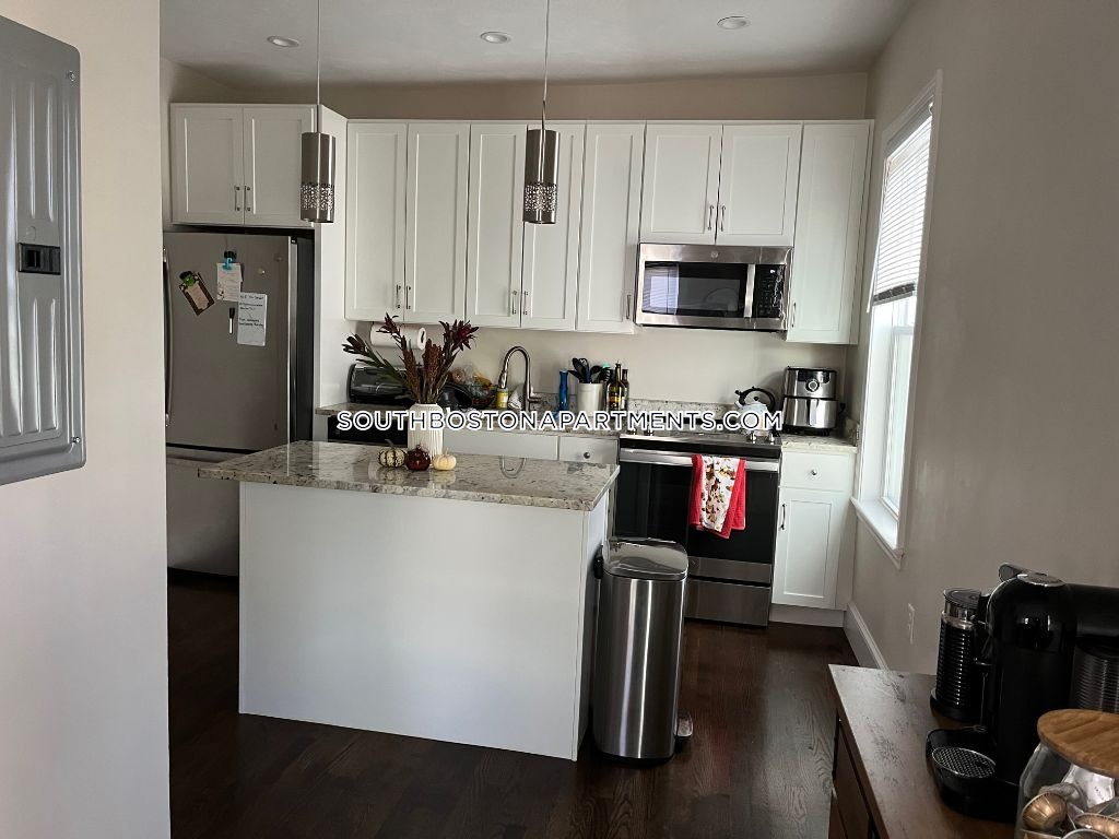 3 bed, 2 bath apartment for rent at 411 7th St Unit 2, South Boston — photo 1 of 16