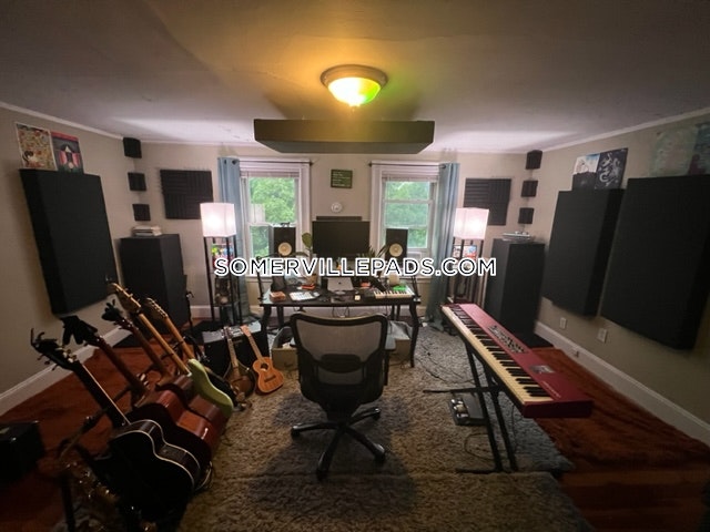 3 bed, 1 bath apartment for rent at 33 Ossipee Rd Unit 2, Teele Square — photo 6 of 8