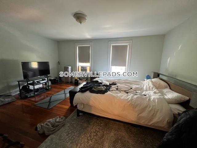 3 bed, 1 bath apartment for rent at 33 Ossipee Rd Unit 2, Teele Square — photo 2 of 8