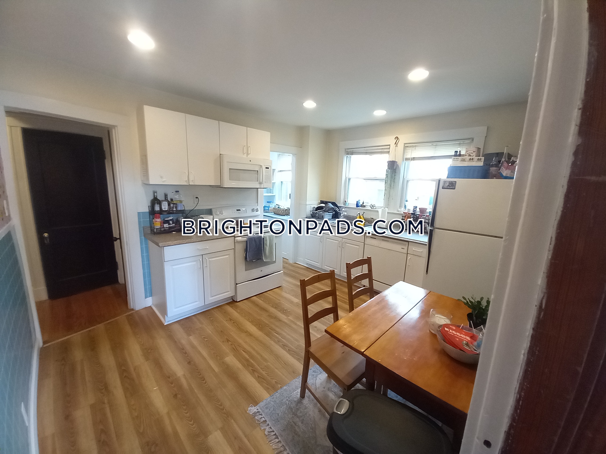 3 bed, 1 bath apartment for rent at 6 Mapleton St, Brighton — photo 3 of 24