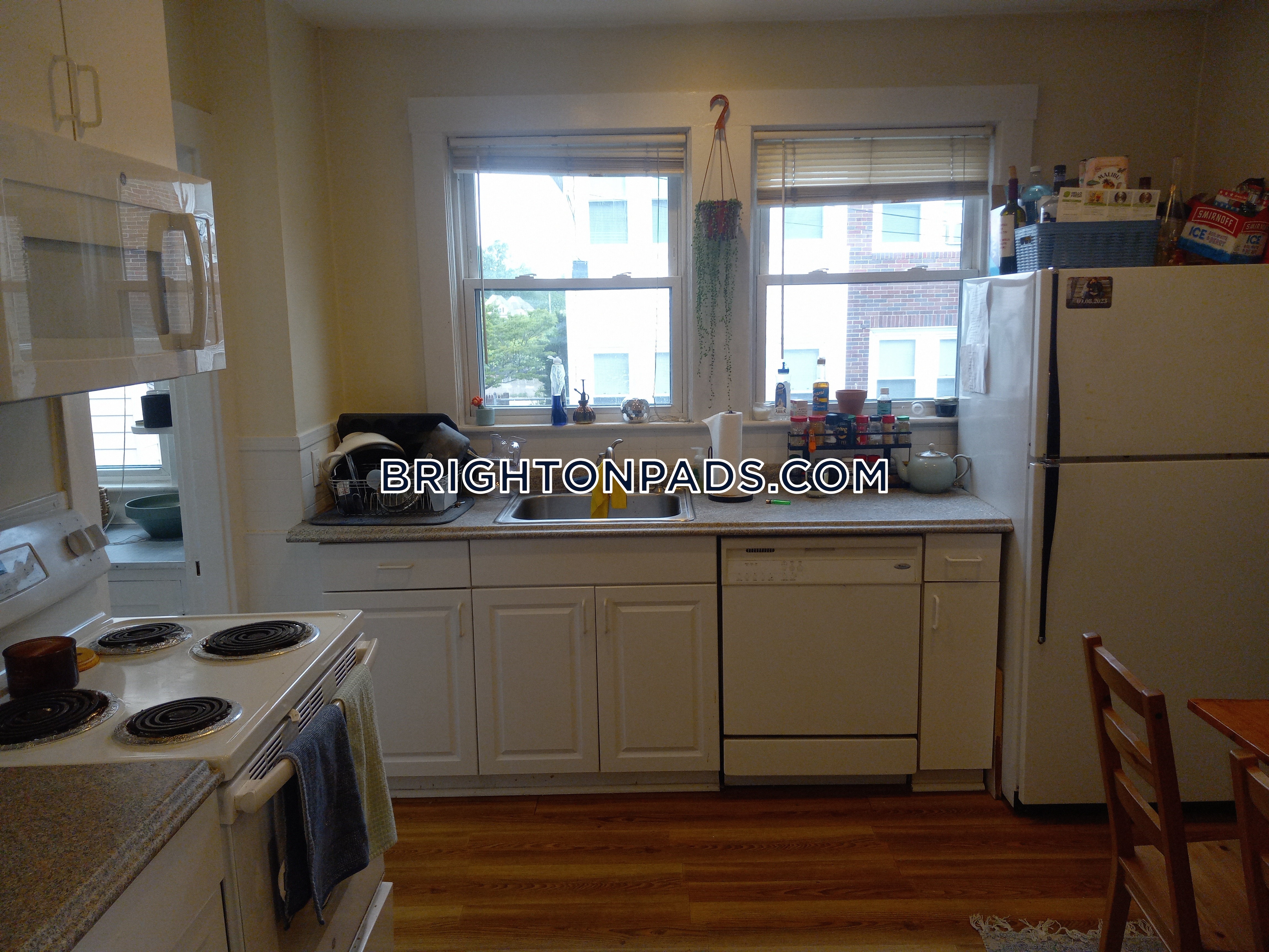 3 bed, 1 bath apartment for rent at 6 Mapleton St, Brighton — photo 2 of 24