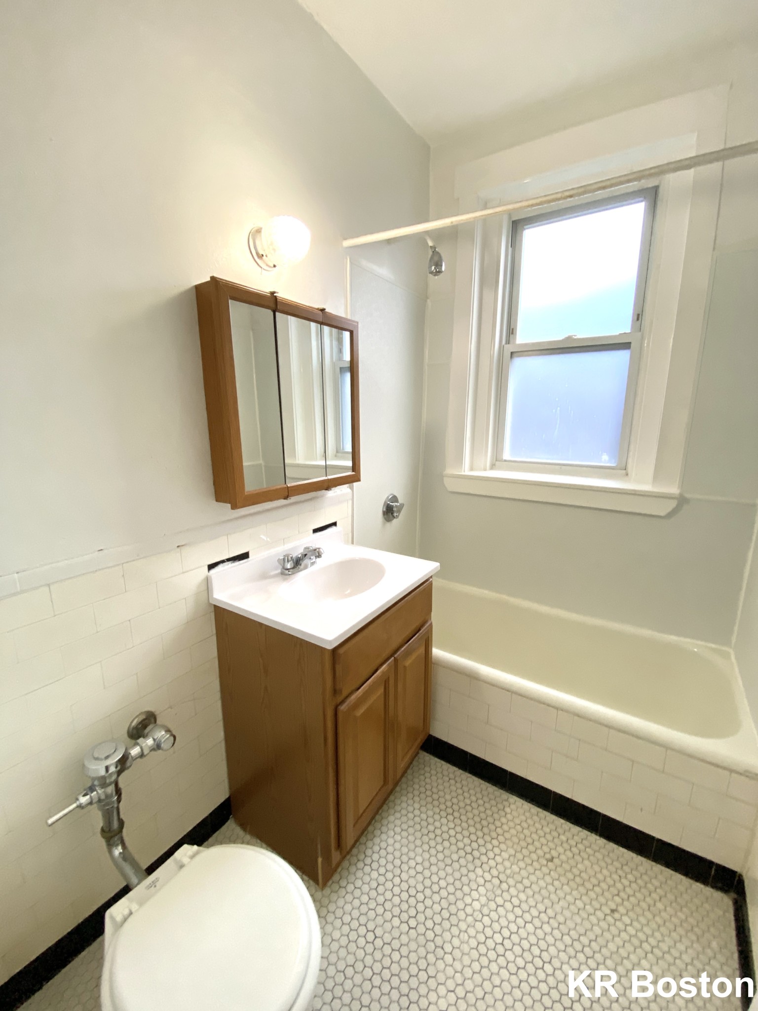 1 split bed, 1 bath apartment for rent at 1687 Commonwealth Ave Unit 7.,, Brighton — photo 2 of 3