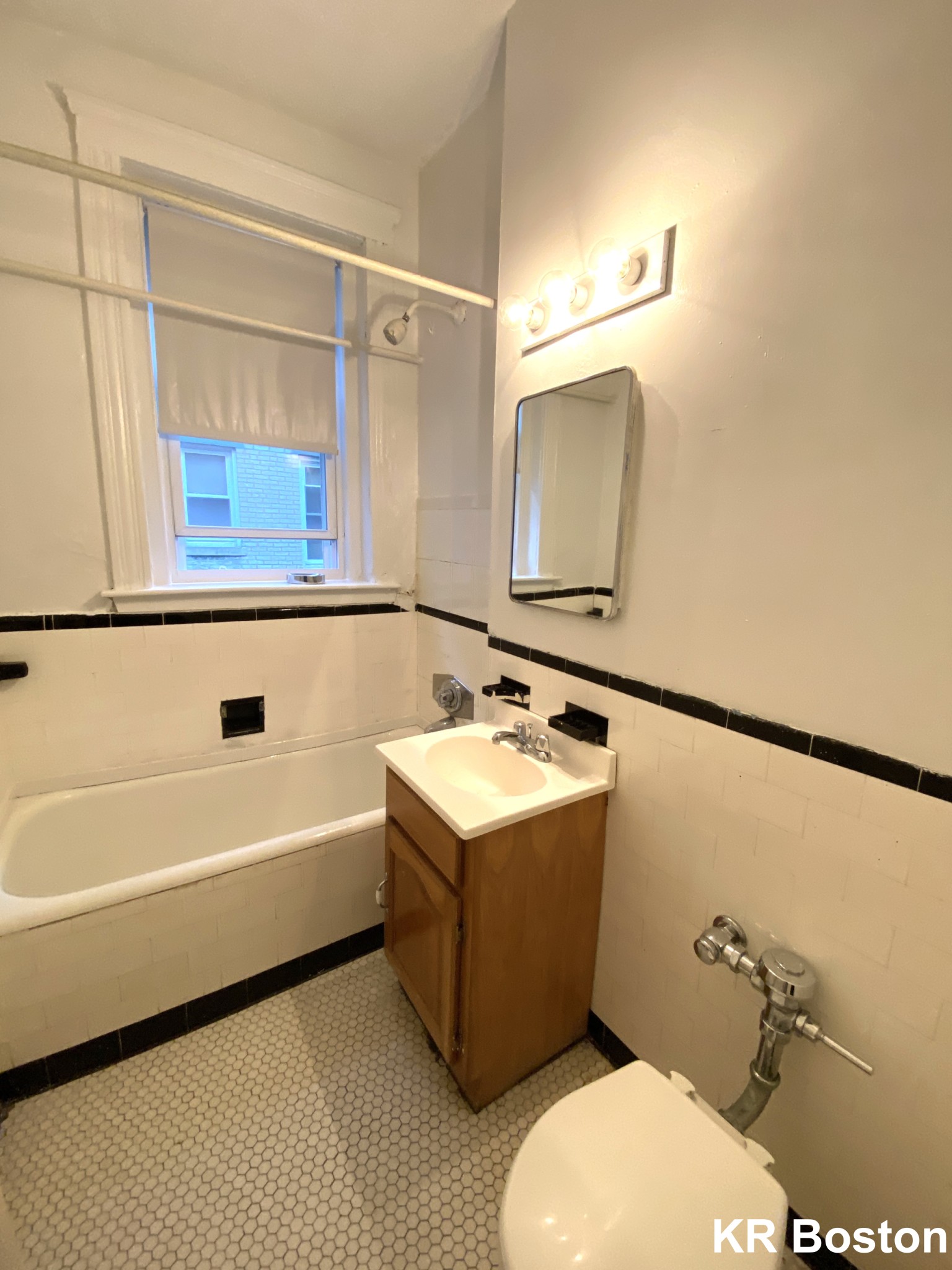 1 split bed, 1 bath apartment for rent at 1687 Commonwealth Ave Unit 20, Brighton — photo 3 of 3