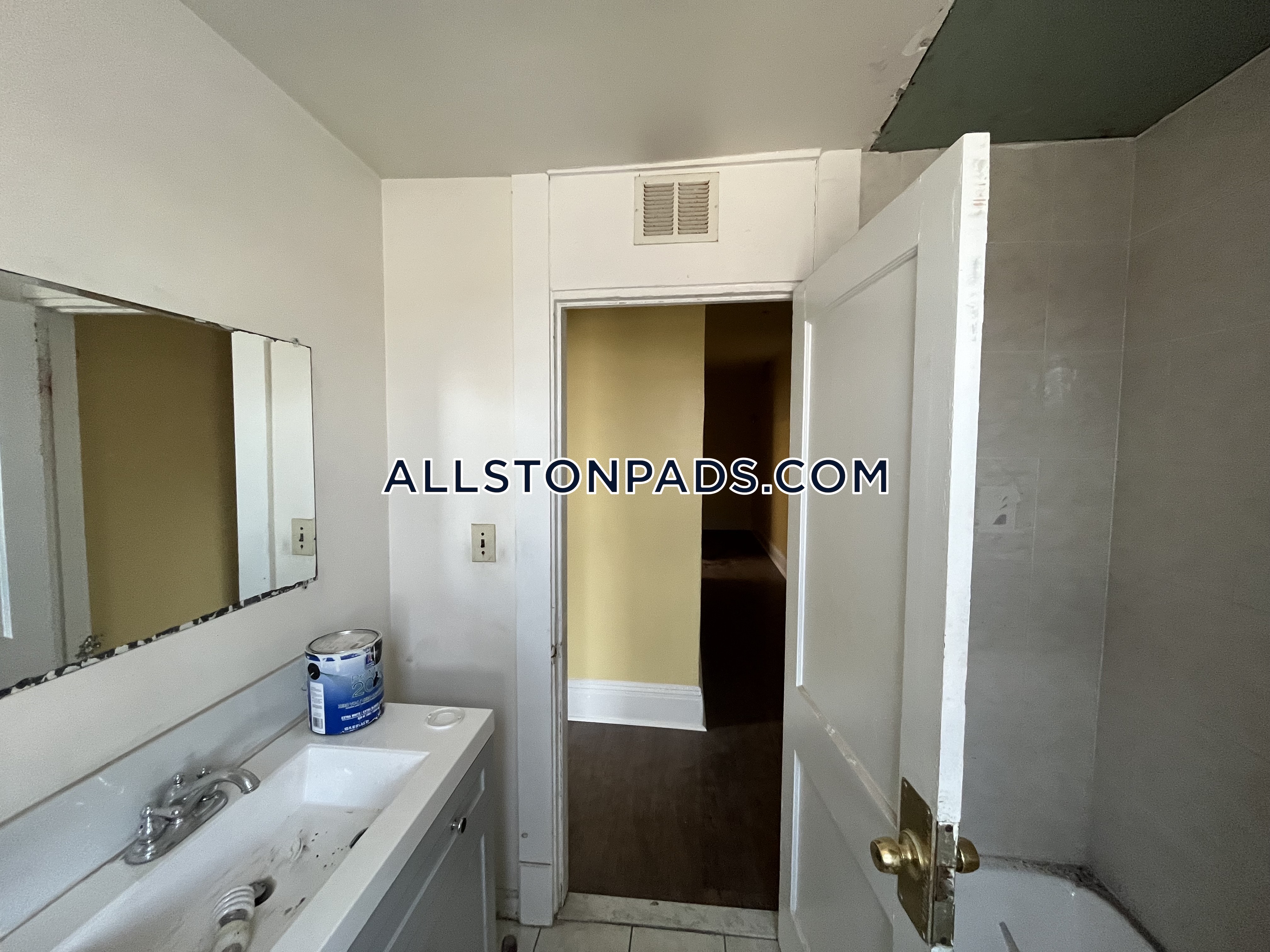 4 bed, 1 bath apartment for rent at 12 Glenville Ave Unit 2, Allston — photo 14 of 18