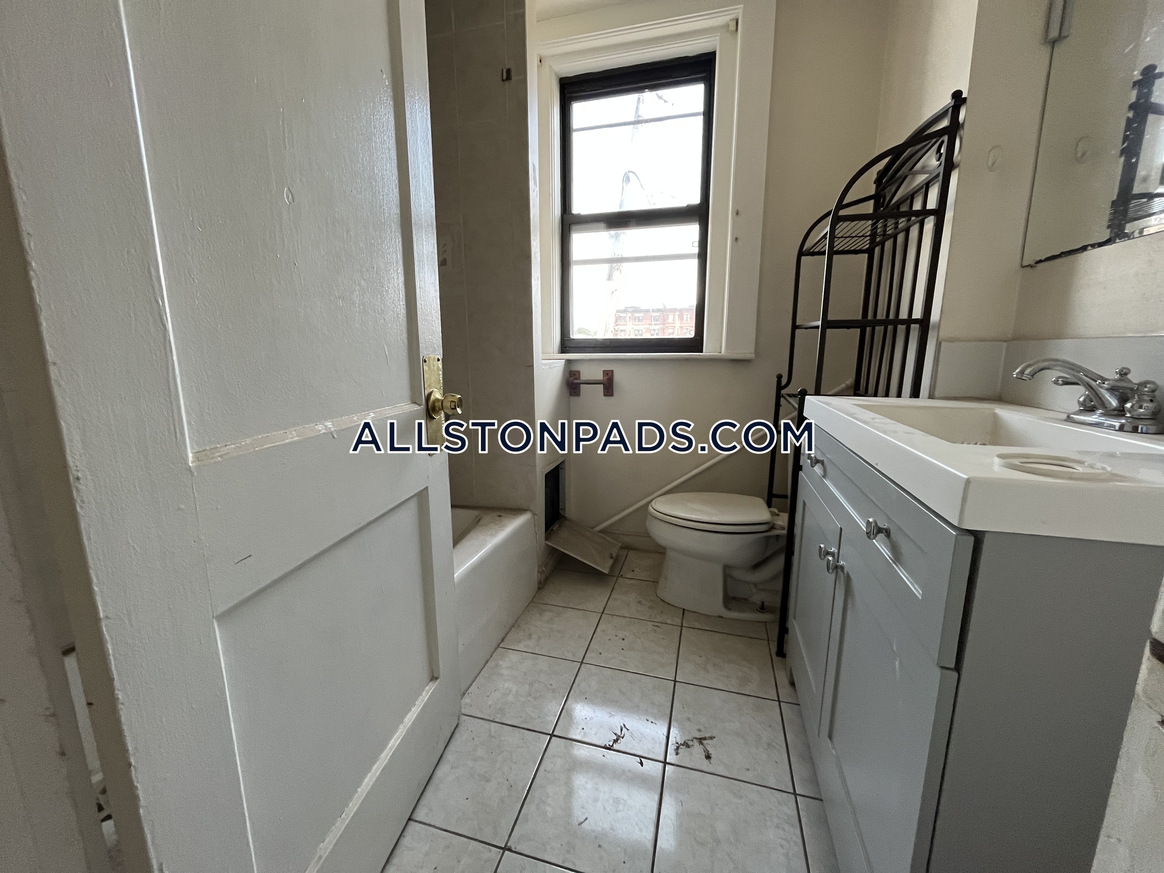 4 bed, 1 bath apartment for rent at 12 Glenville Ave Unit 2, Allston — photo 15 of 18