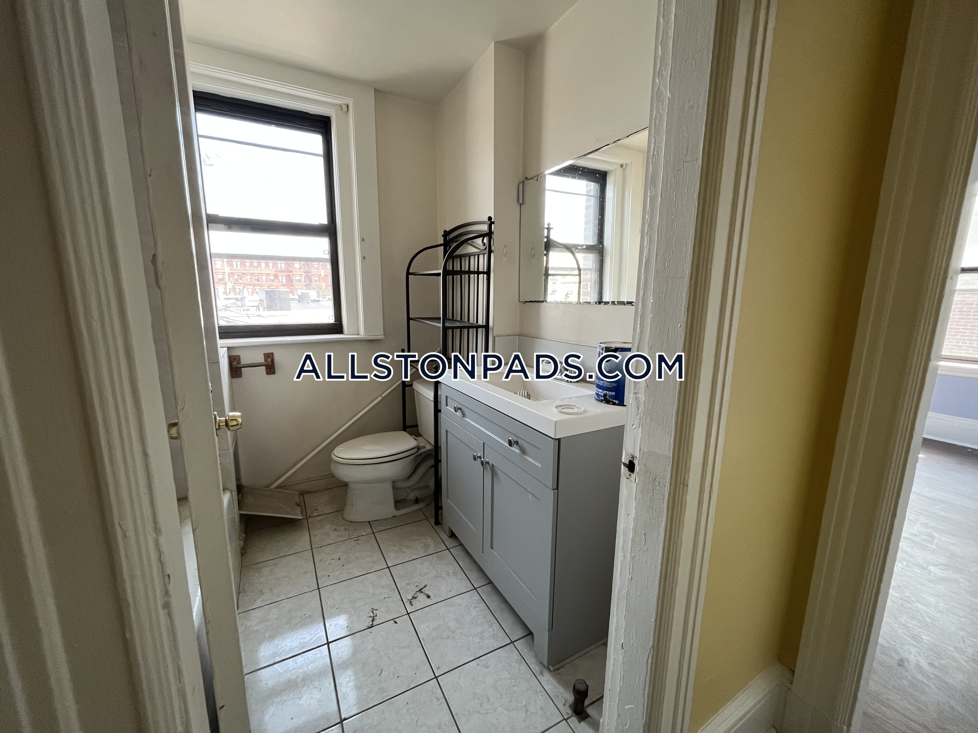 4 bed, 1 bath apartment for rent at 12 Glenville Ave Unit 2, Allston — photo 16 of 18