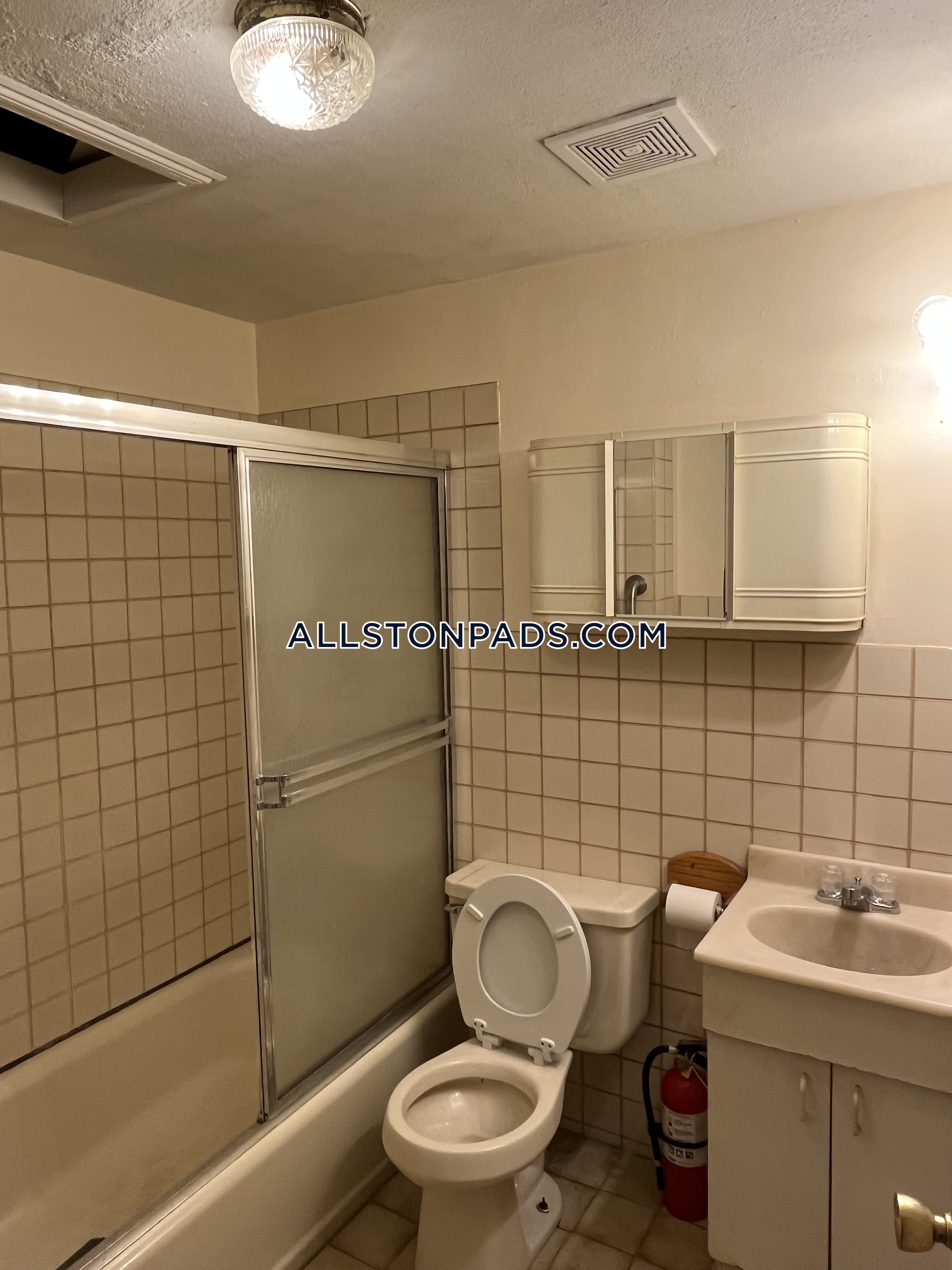 3 bed, 1 bath apartment for rent at 4 Adella Pl Unit U2, Allston — photo 11 of 12