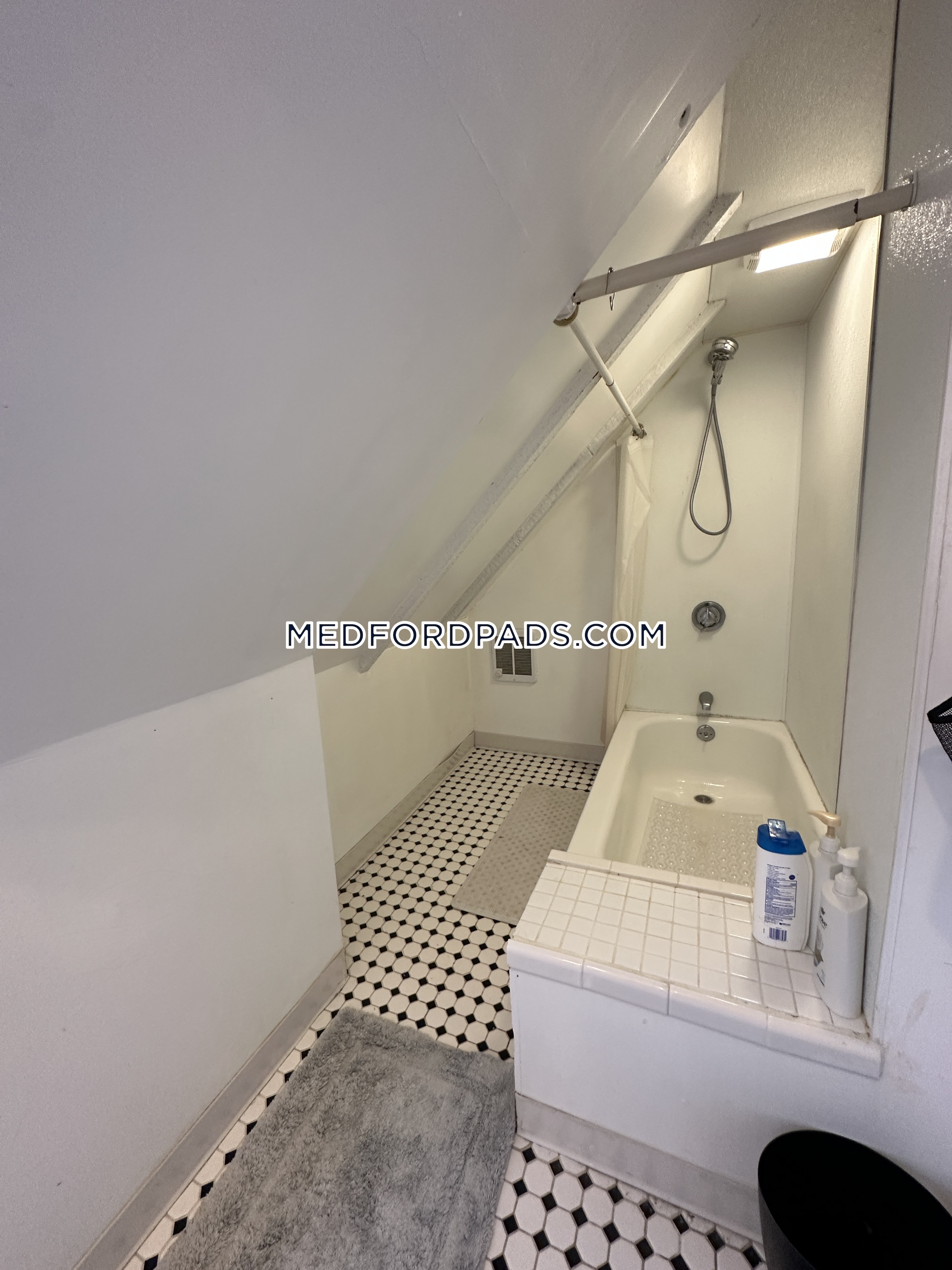 6 bed, 2 bath apartment for rent at 107 North St Unit 1, Tufts University — photo 18 of 21