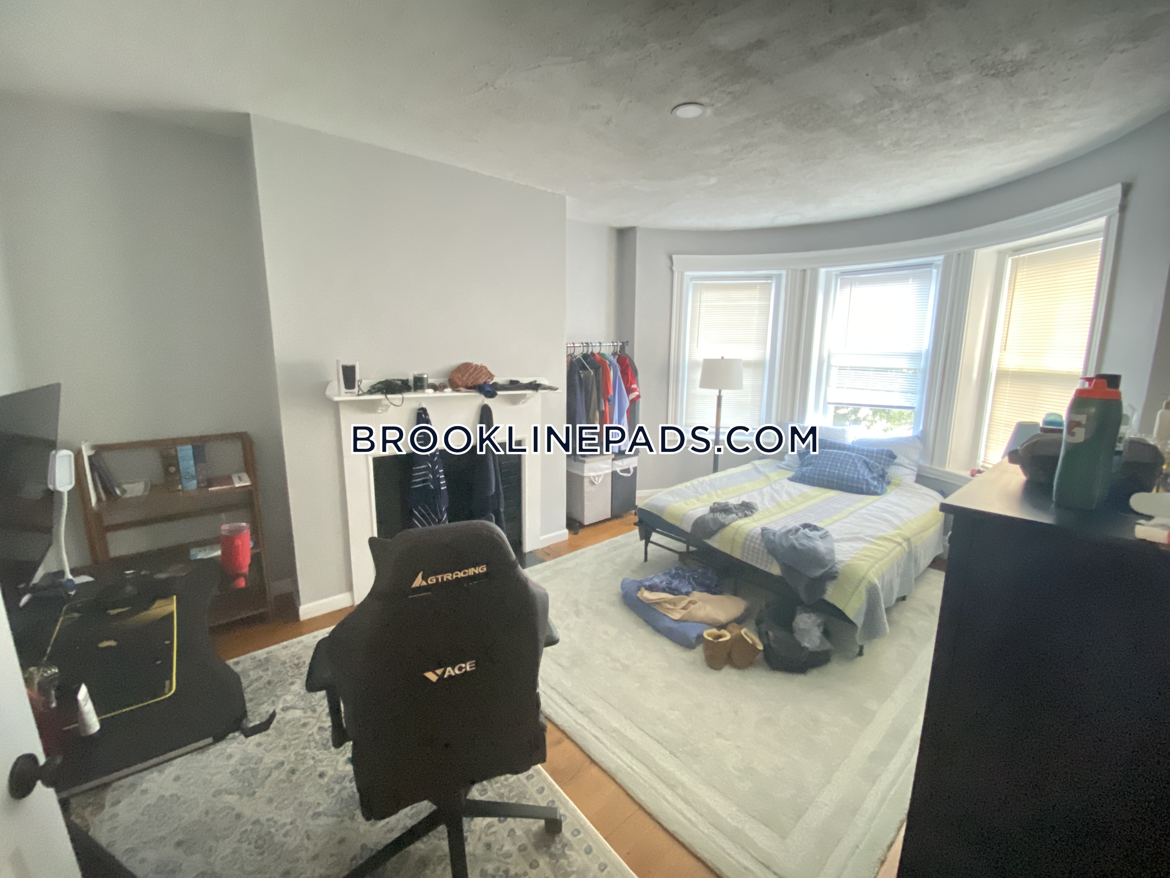 4 bed, 2 bath apartment for rent at 1440 Beacon St Unit 2, Chestnut Hill — photo 4 of 15