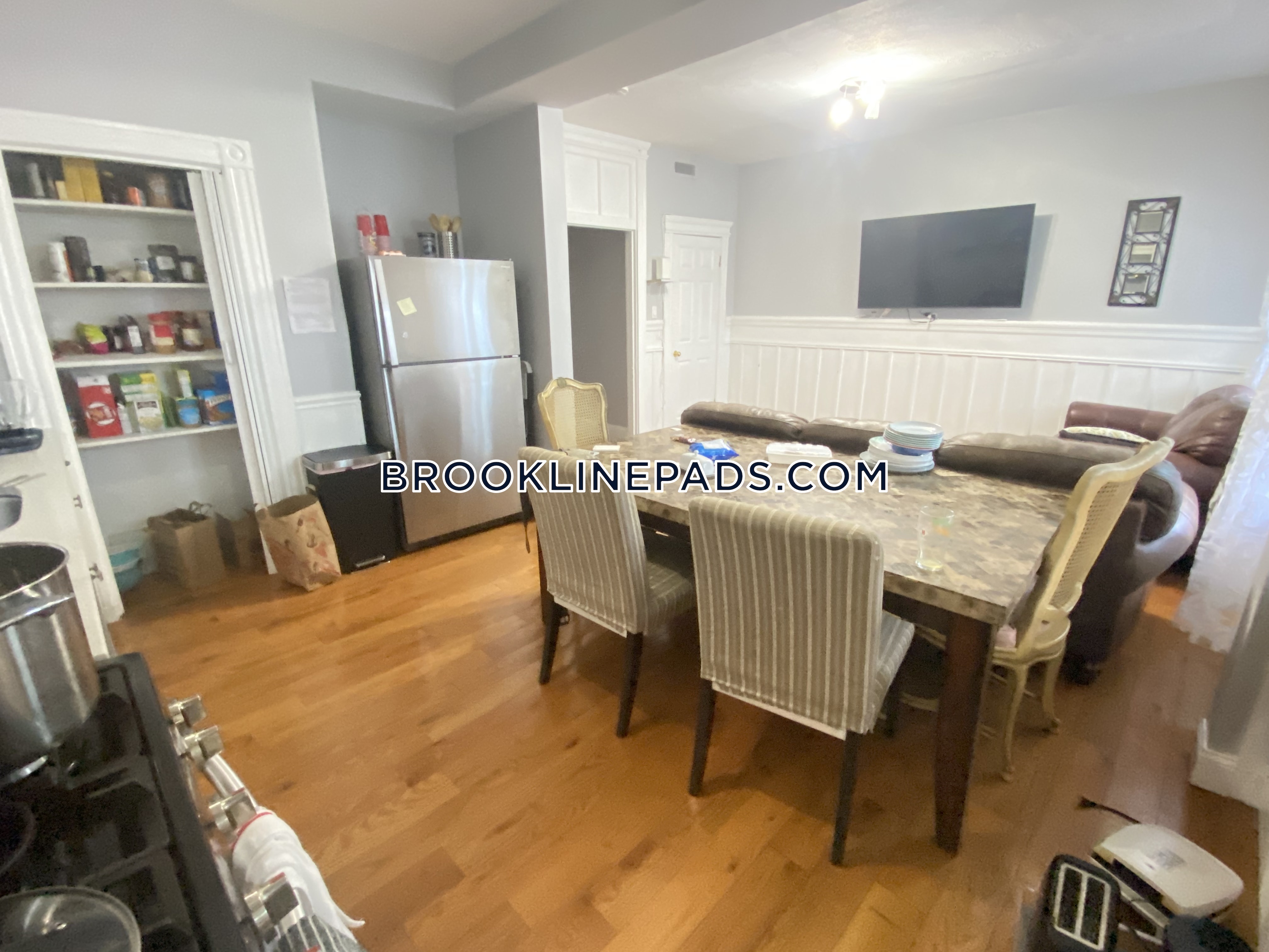 4 bed, 2 bath apartment for rent at 1440 Beacon St Unit 2, Chestnut Hill — photo 3 of 15