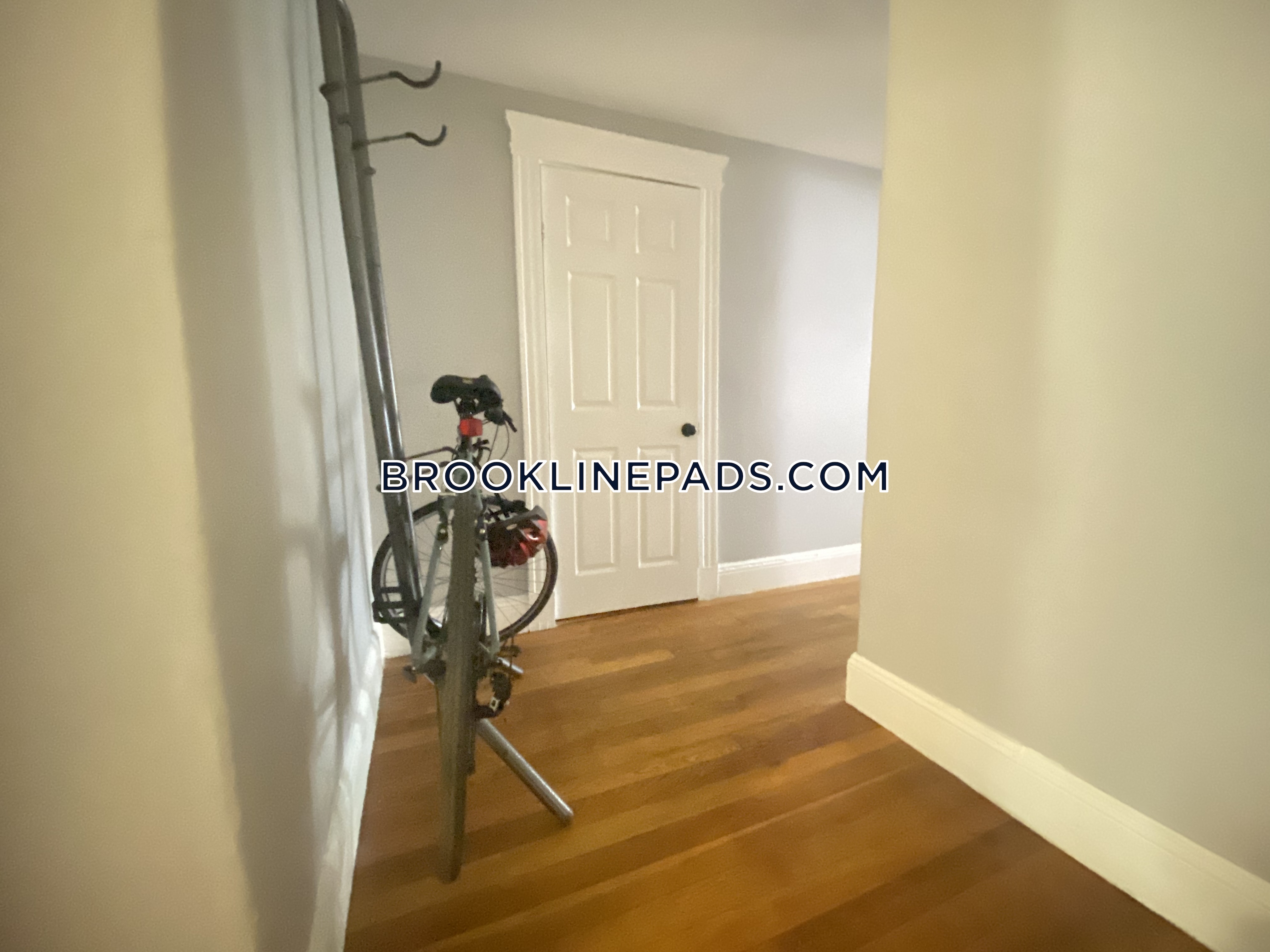 4 bed, 2 bath apartment for rent at 1440 Beacon St Unit 2, Chestnut Hill — photo 6 of 15