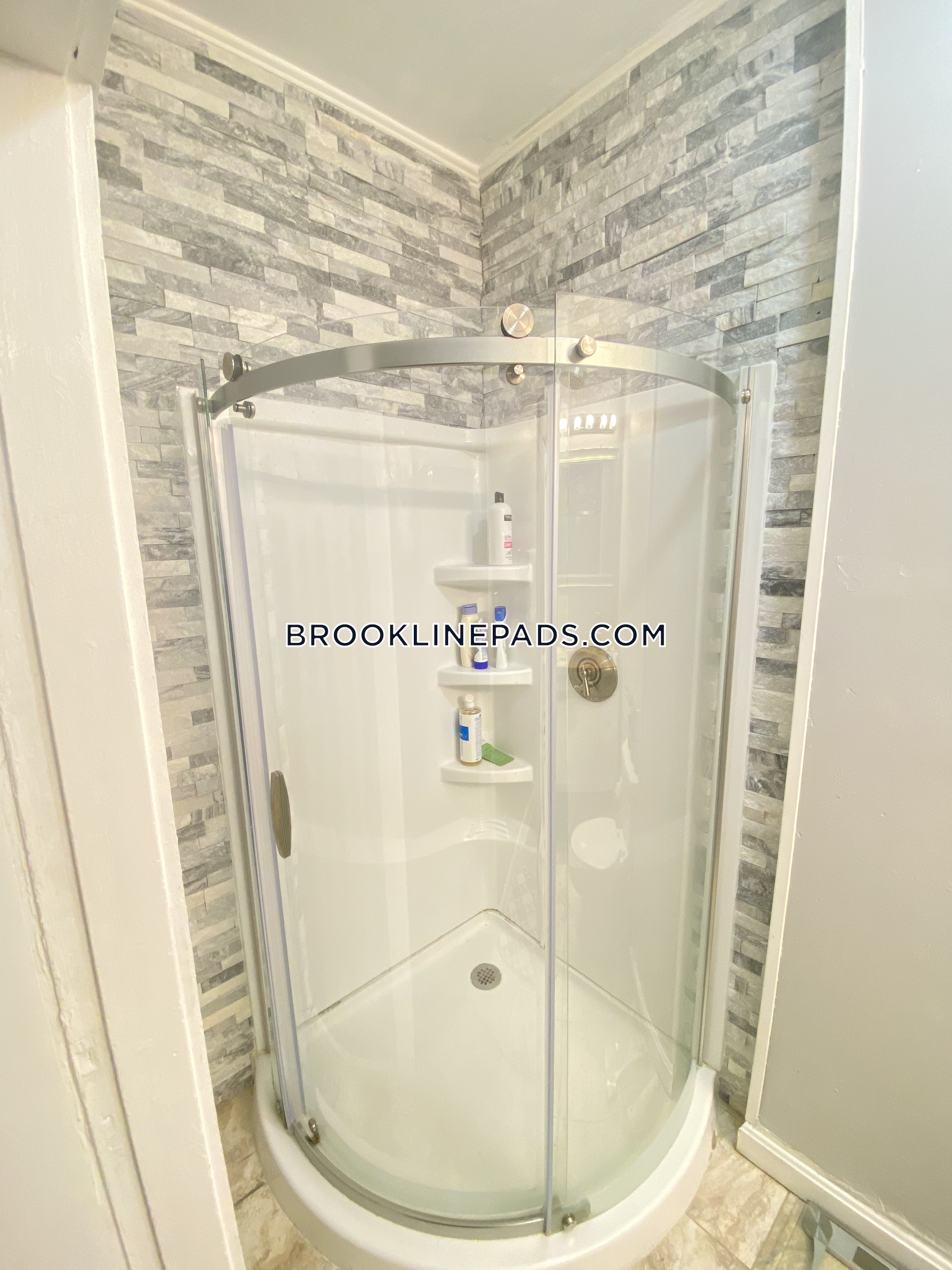4 bed, 2 bath apartment for rent at 1440 Beacon St Unit 2, Chestnut Hill — photo 15 of 15