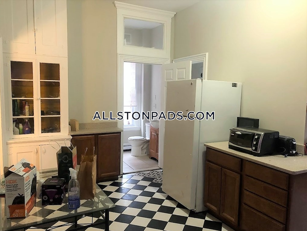 7 bed, 2 bath apartment for rent at 40 Gardner St Unit U1, Allston — photo 2 of 8