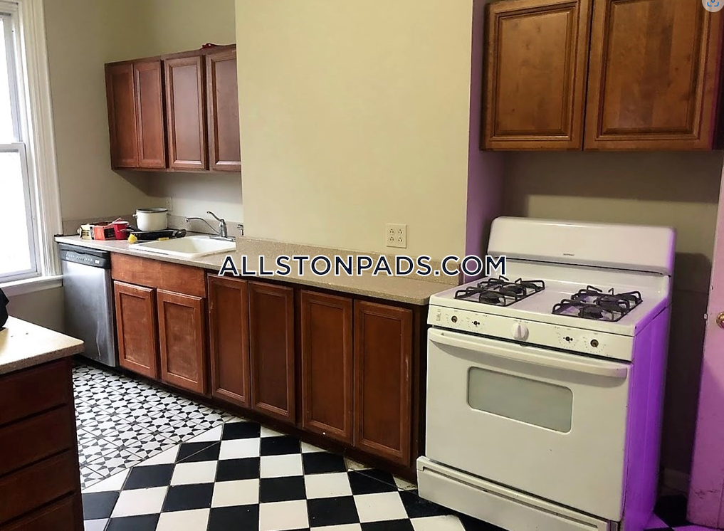 7 bed, 2 bath apartment for rent at 40 Gardner St Unit U1, Allston — photo 3 of 8