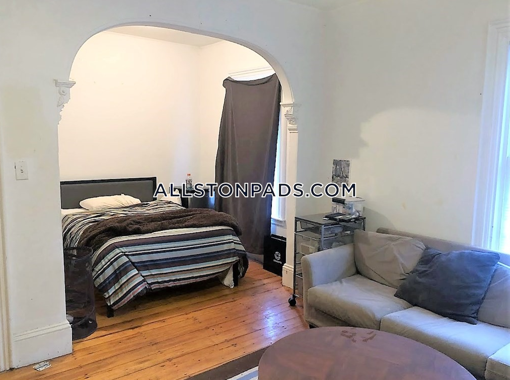 7 bed, 2 bath apartment for rent at 40 Gardner St Unit U1, Allston — photo 5 of 8