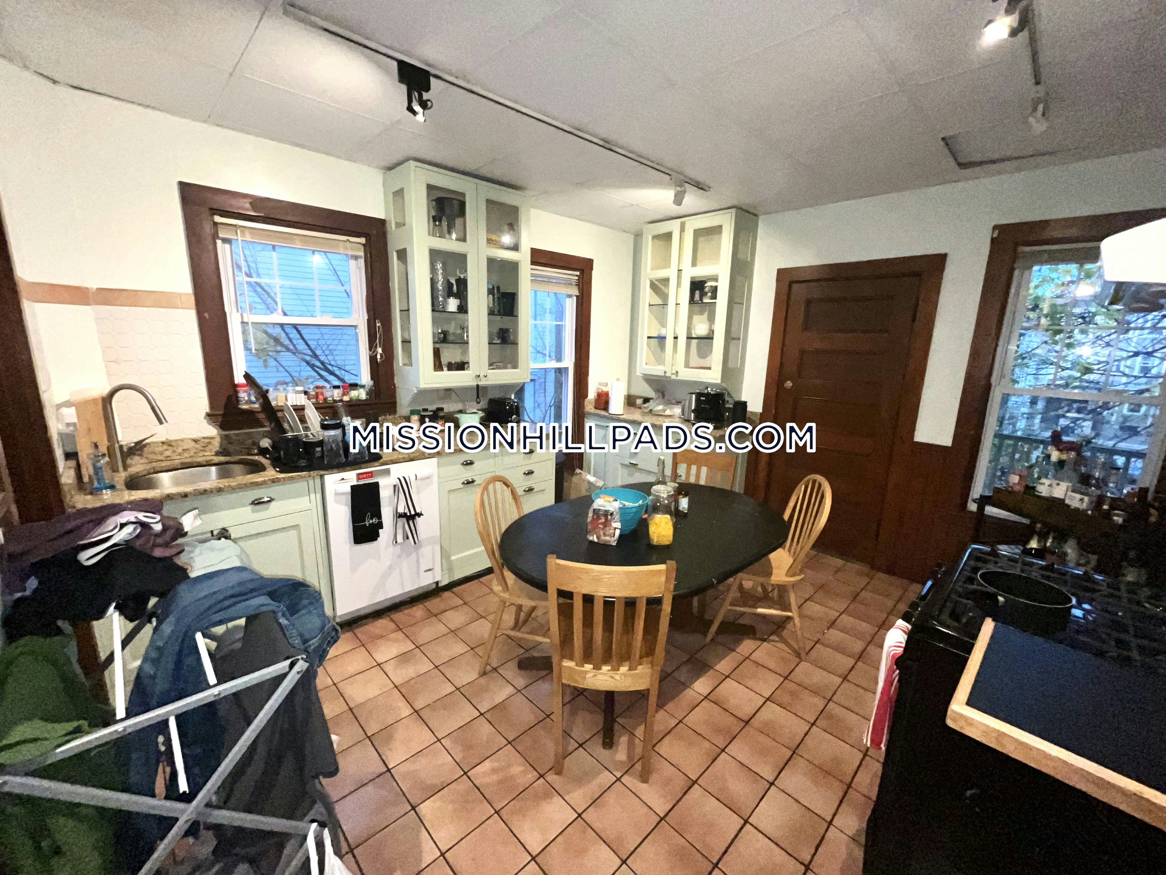 4 bed, 1 bath apartment for rent at 67 Hillside St Unit 2, Mission Hill — photo 13 of 28
