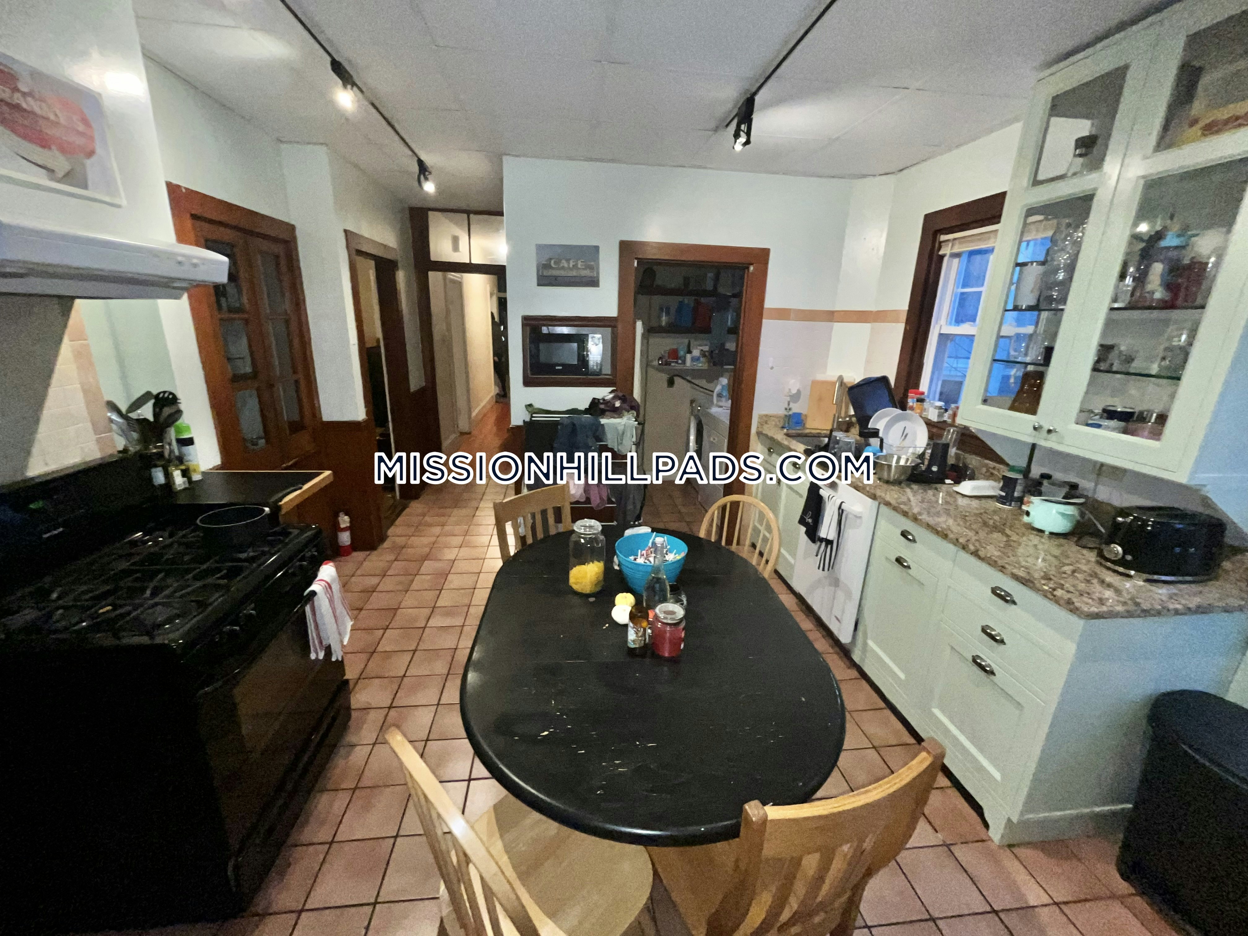 4 bed, 1 bath apartment for rent at 67 Hillside St Unit 2, Mission Hill — photo 14 of 28