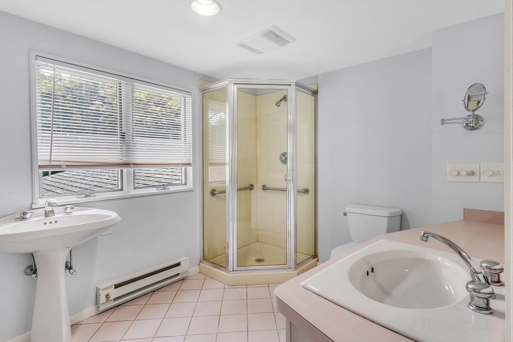 4 Oakridge Ave, Natick