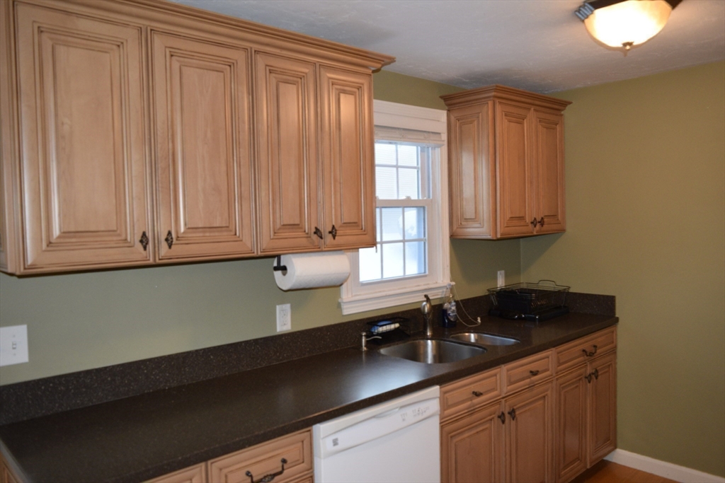 14 Meetinghouse Ln, Millbury