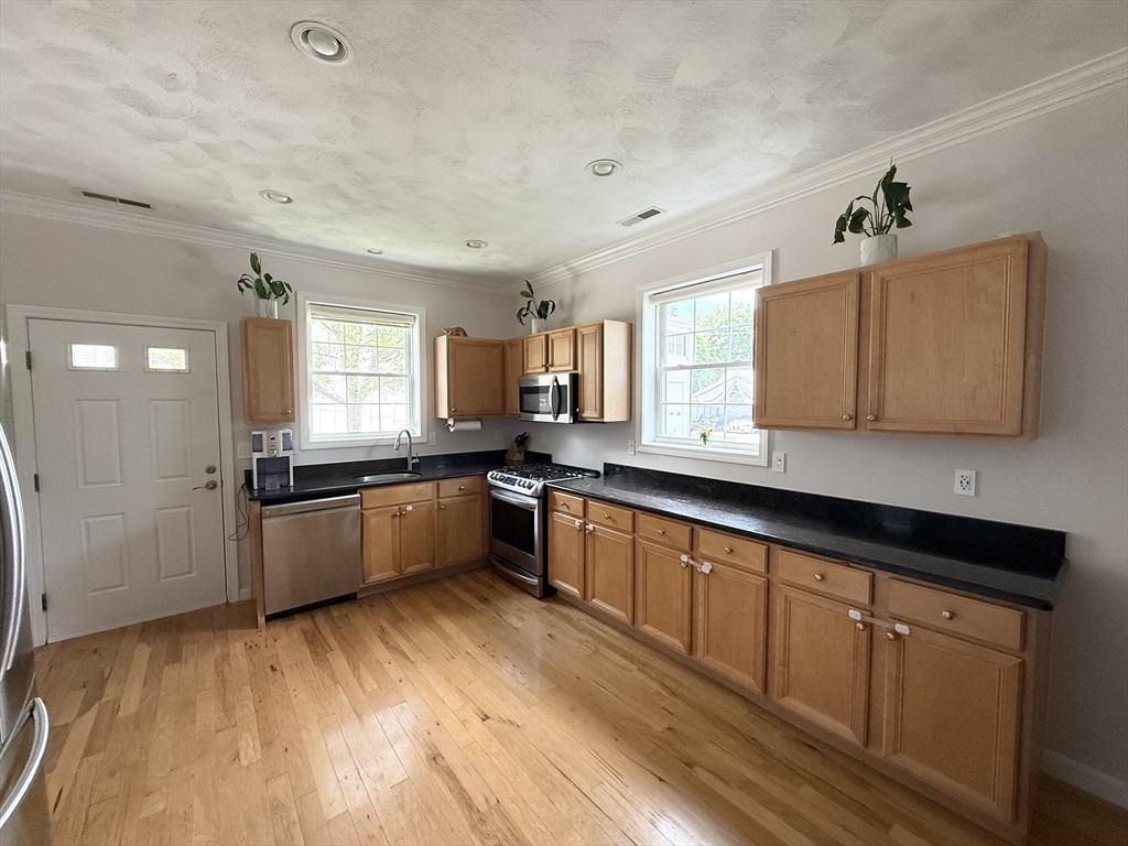 18 Dale St, Ballardvale