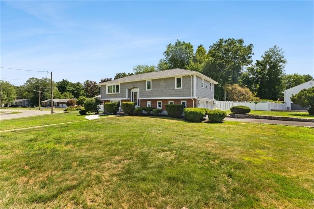 19 Coach Ln, Norwood